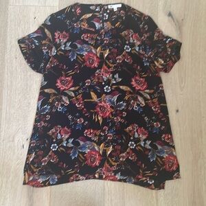 DR2 short sleeve blouse w/ back button closure detail and pleated sleeves